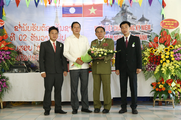 Thiếu tướng, TS Bun Xu Nam Mạ Chắc, Giám đốc Học viện Cảnh sát, Bộ An ninh nước CHDCND Lào chúc mừng các học viên Lào đang học tập tại Học viện CSND.
